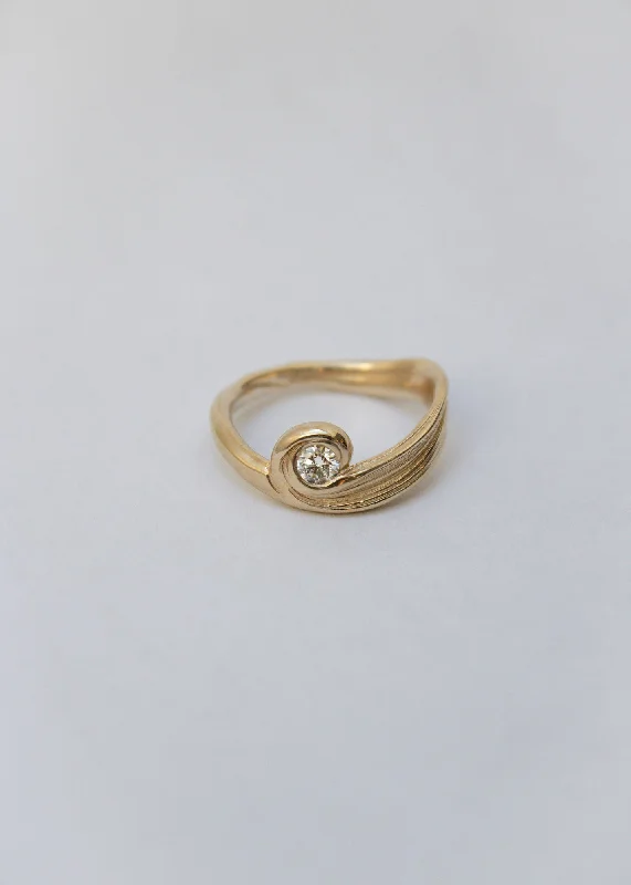 Unda Solitaire 14K Gold Ring w. Diamond