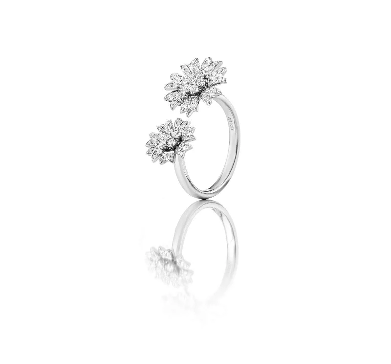 Medium Flower 18K Whitegold, Gold or Rosegold Ring w. Diamonds