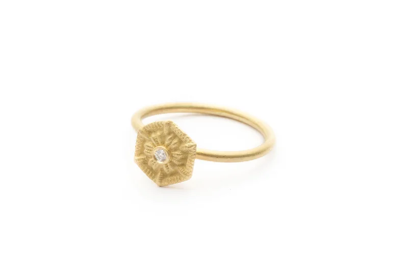 Hexagon 18K Gold Ring w. Diamond