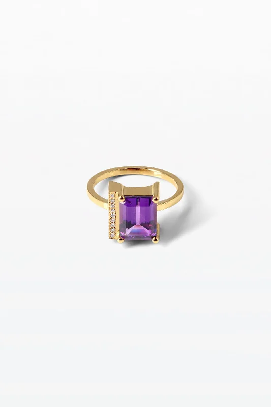 Lustre 06 18K Gold Ring w. Diamonds & Amethyst