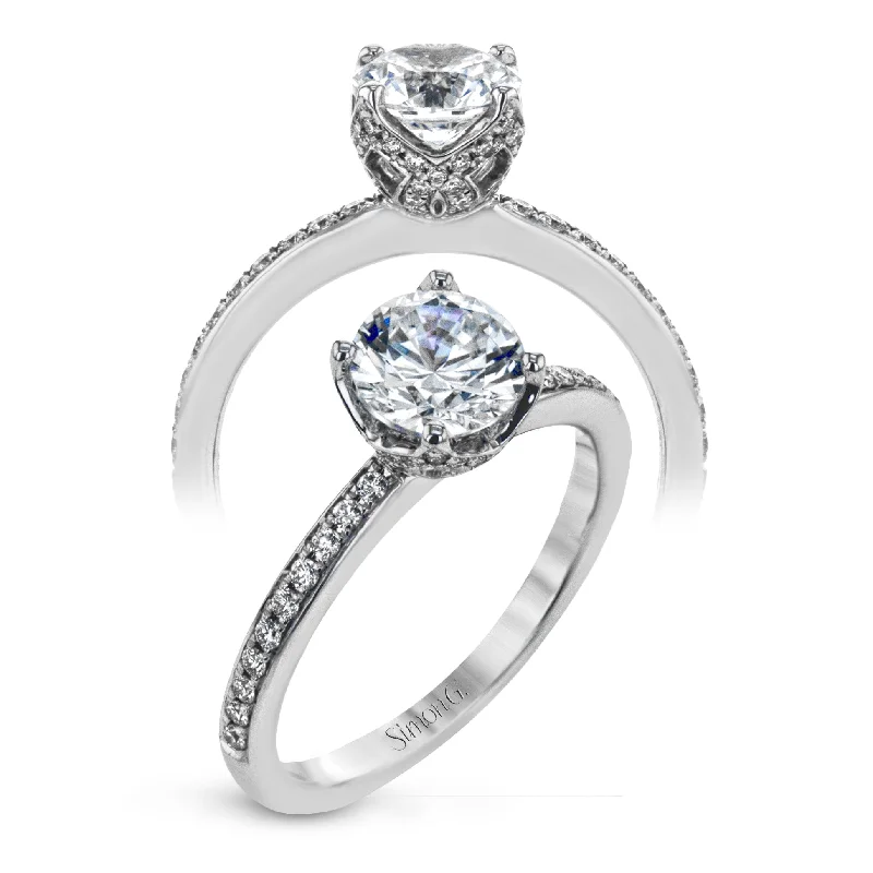 Round-cut Engagement Ring in 18k Gold with Diamonds