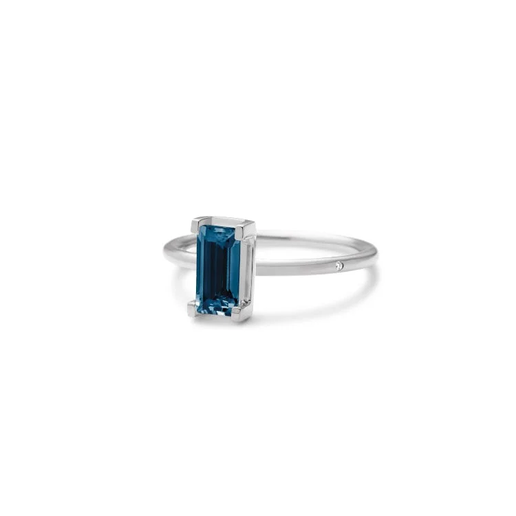 Nord London Blue Turned 18K Whitegold Ring w. Topaz & Diamond