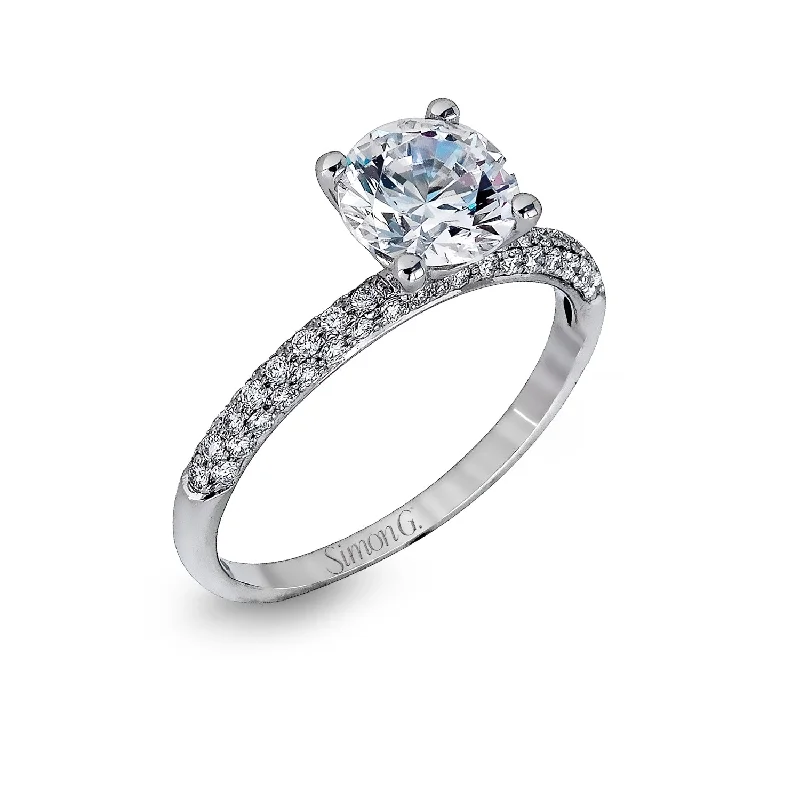 Round-cut Engagement Ring in 18k Gold with Diamonds