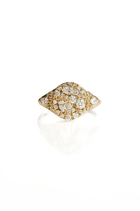 Sugar Signet 18K Gold Ring w. Diamonds