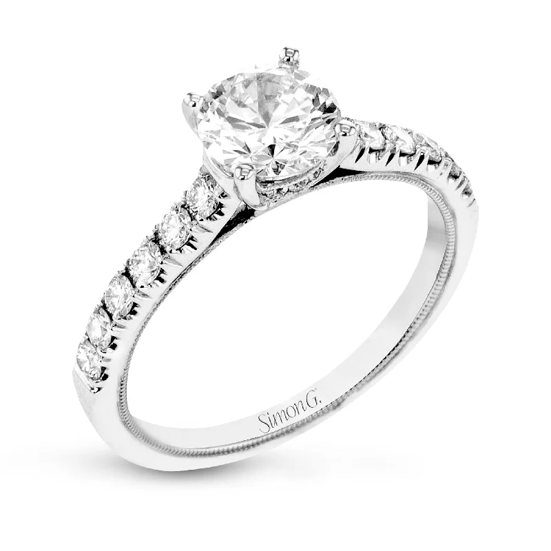 Round-Cut Engagement Ring In 18k Gold With Diamonds