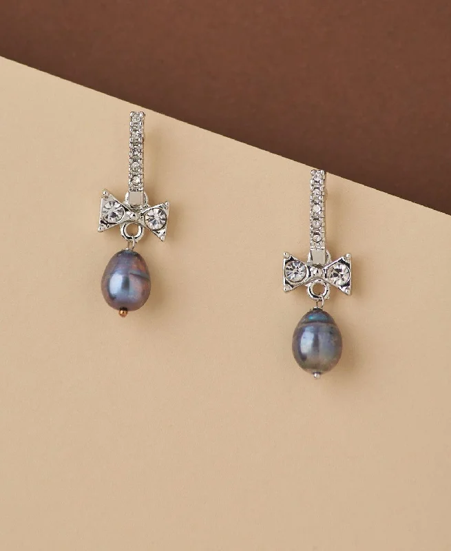 Fashionable Bow Pearl Hanging Earring