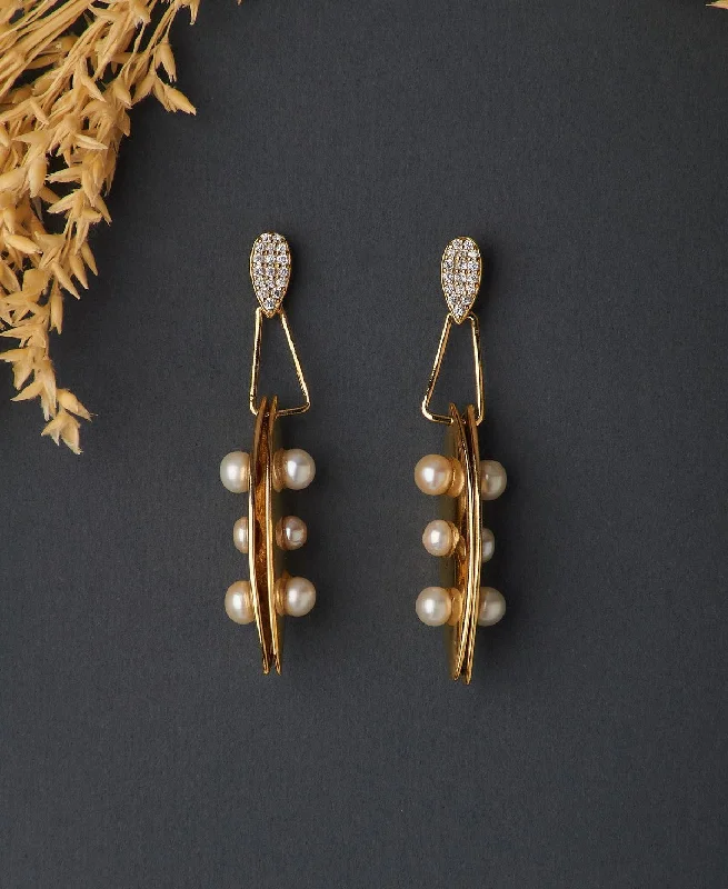 Fashionable Pearl Hanging Earring