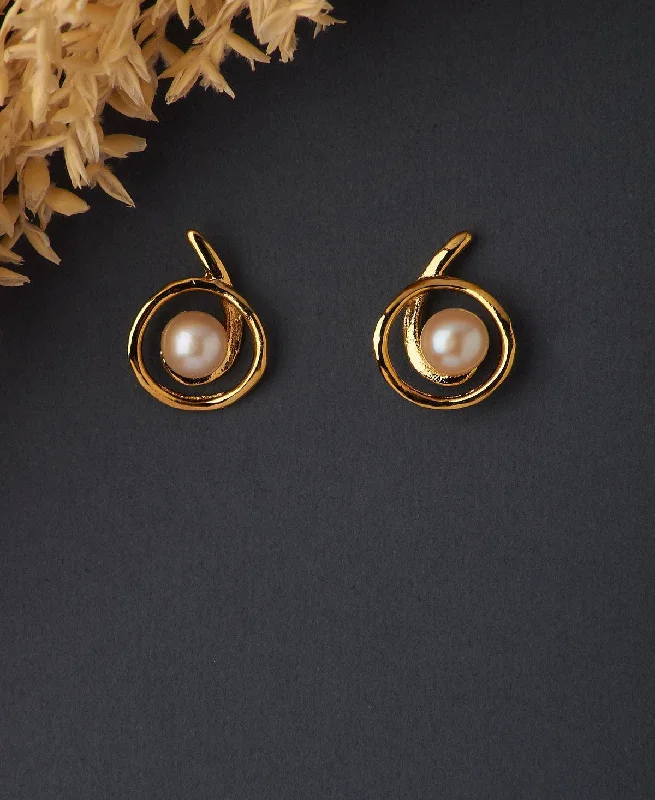 Fashionable Pearl Stud Earring