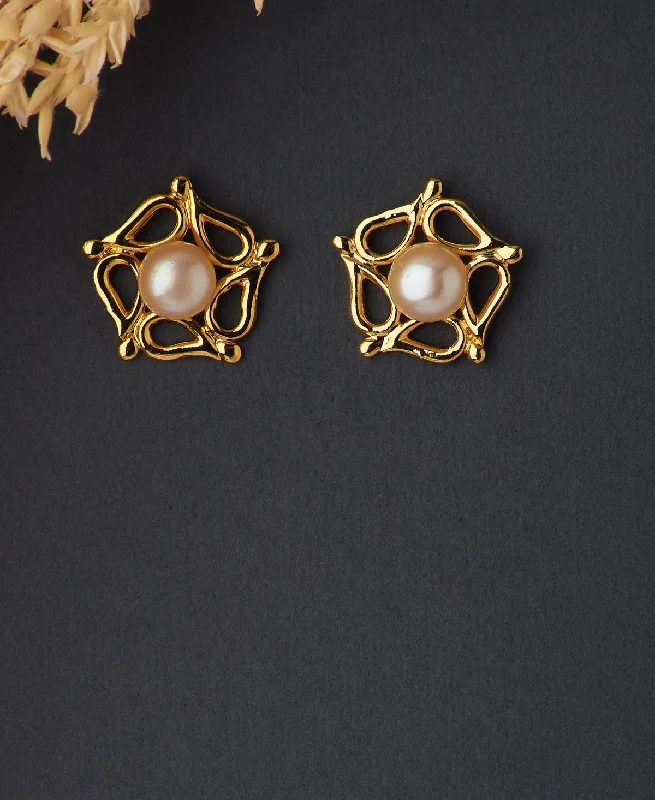 Flory Pearl Stud Earring