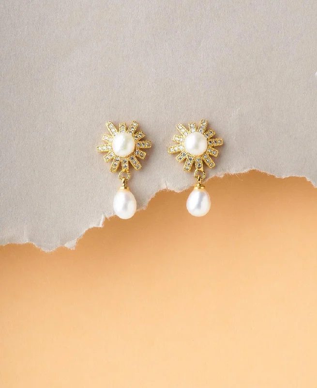 Pretty Pearl Hanging Earring