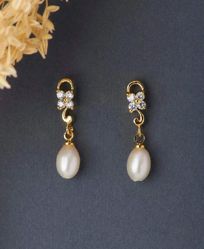 Pretty Pearl Hanging Earring